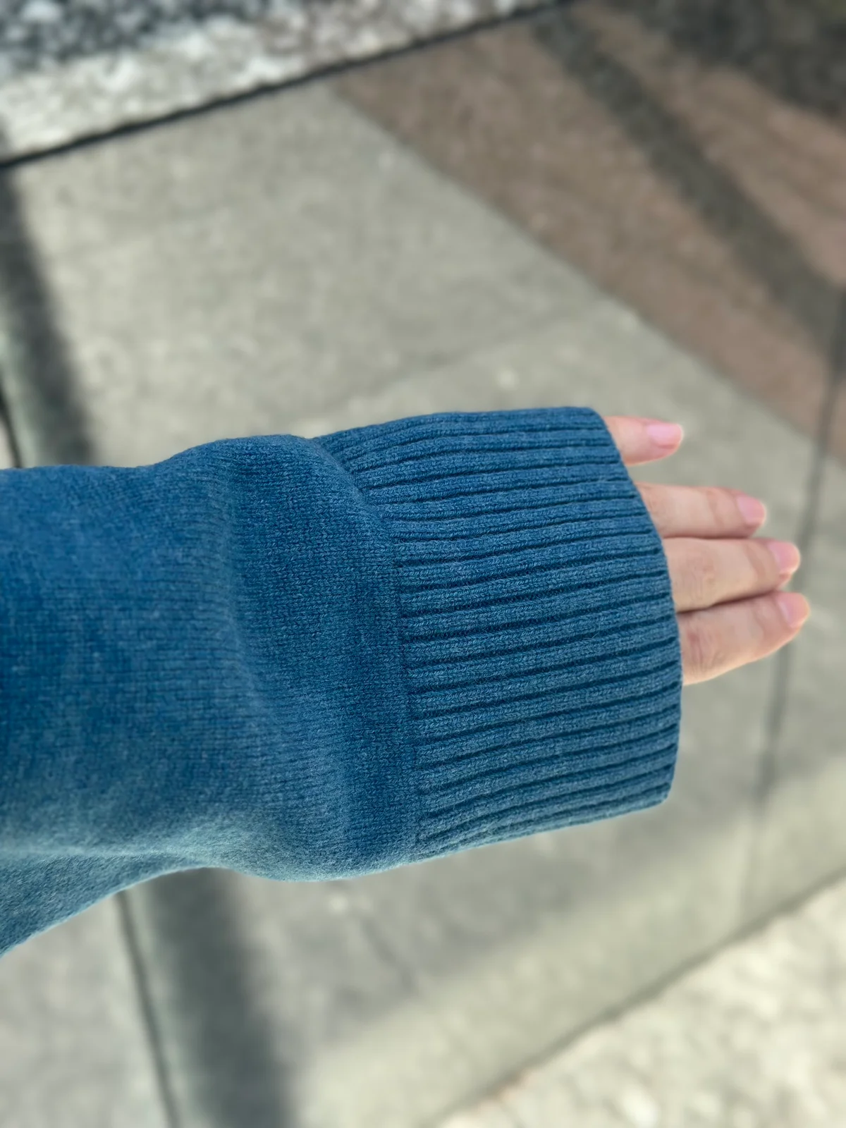 Ernie Palo（アーニーパロ）のVネックニットの素材や袖口