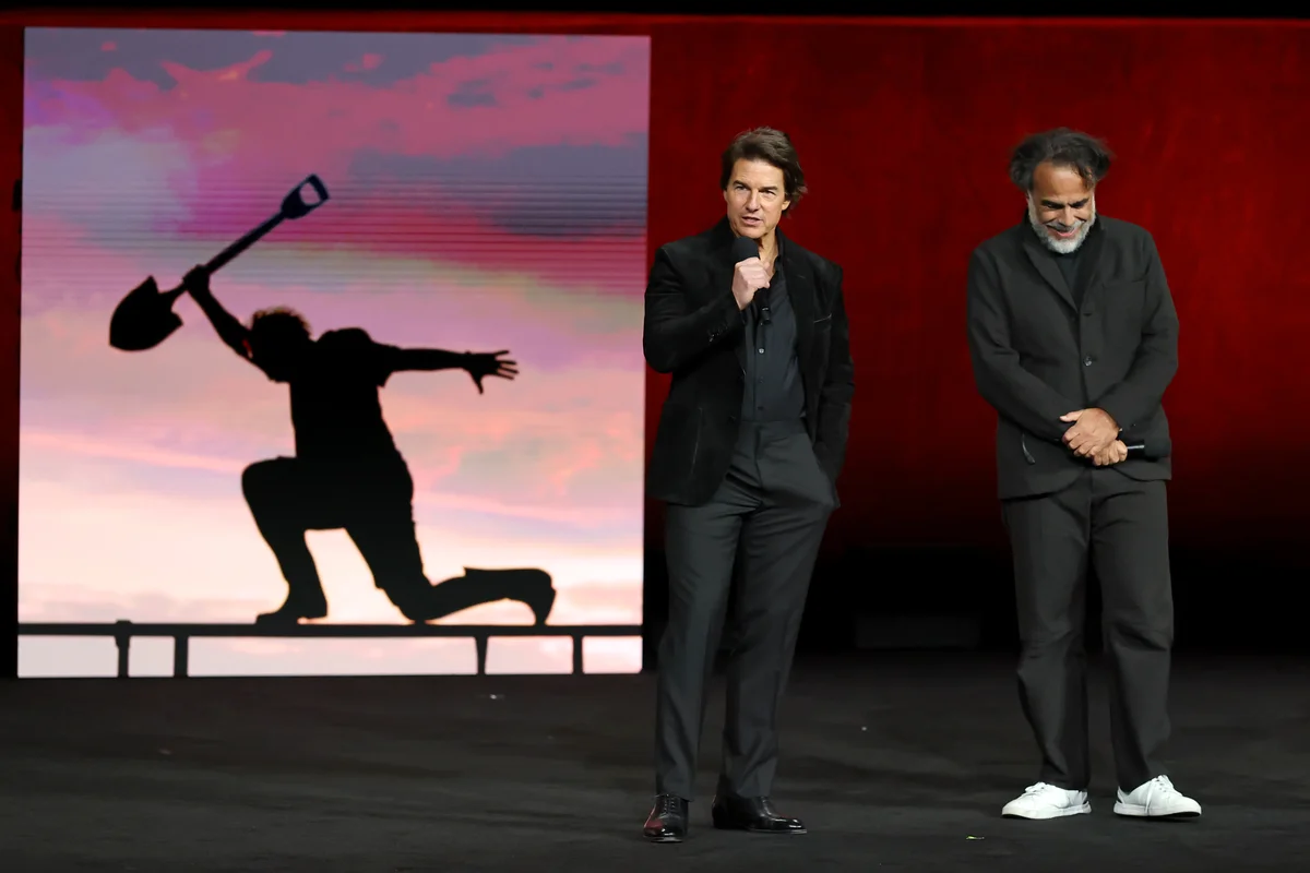 シネマコン2026のステージに登場した『DIGGER』主演のトム・クルーズとアレハンドロ・ゴンサレス・イニャリトゥ監督