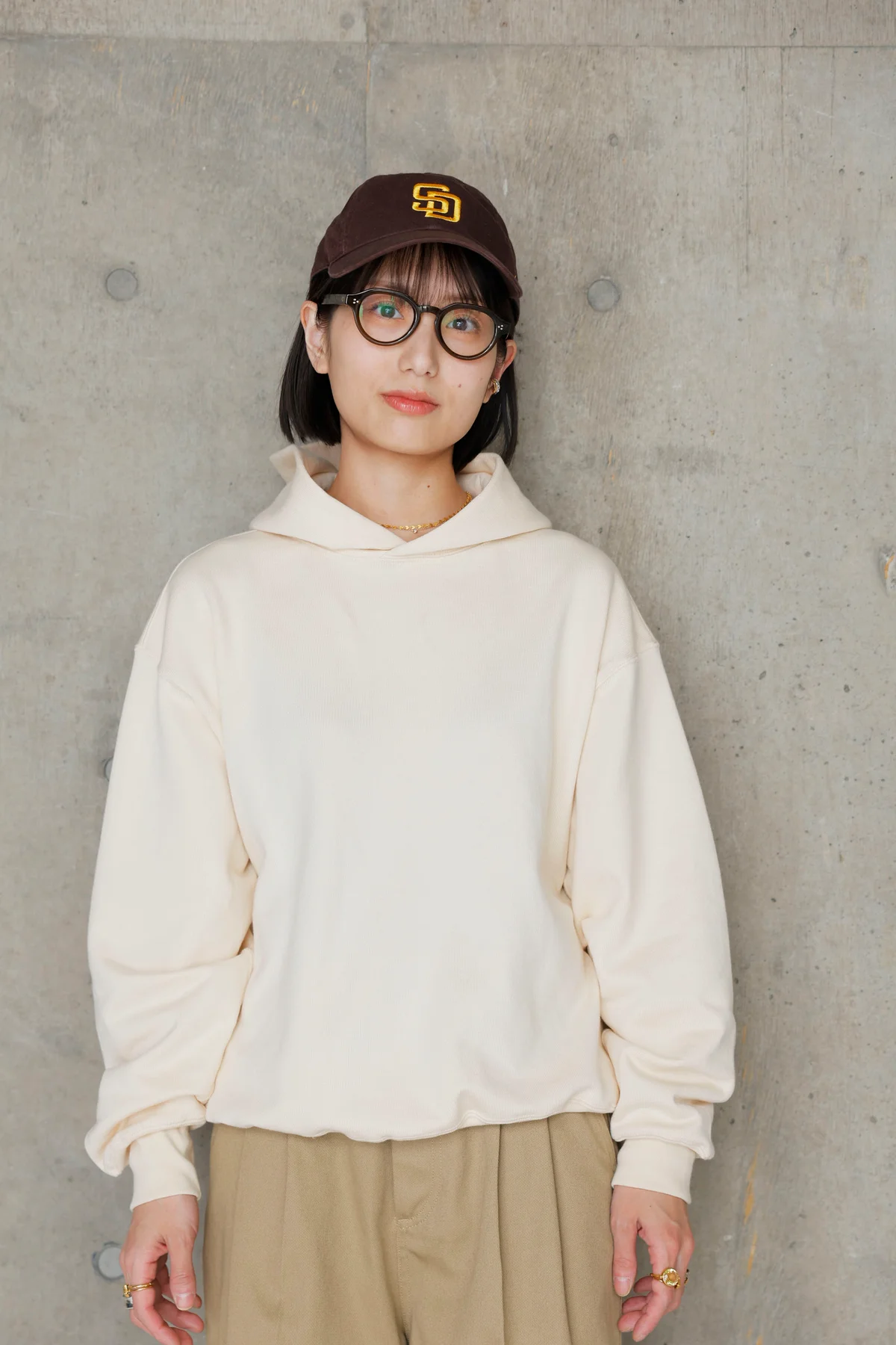 小顔に見えるパーカvanillaを着用した長谷川あかりさんのセルフススタイリング上半身寄り