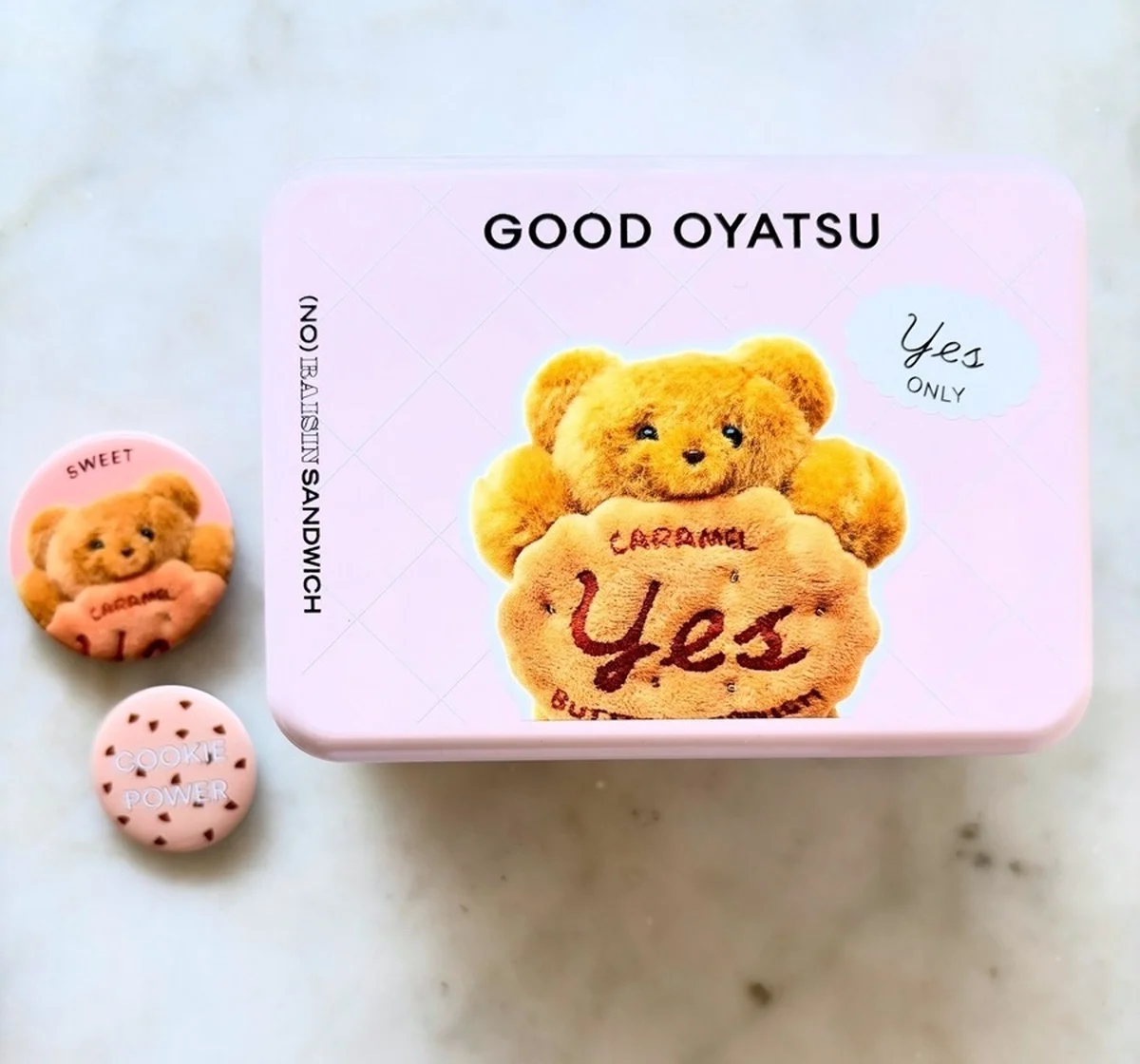 ノーレーズンサンドイッチのグランスタ東京限定、レーズンオンリーのクッキー缶（3枚入り）￥1,580とカプセルトイ