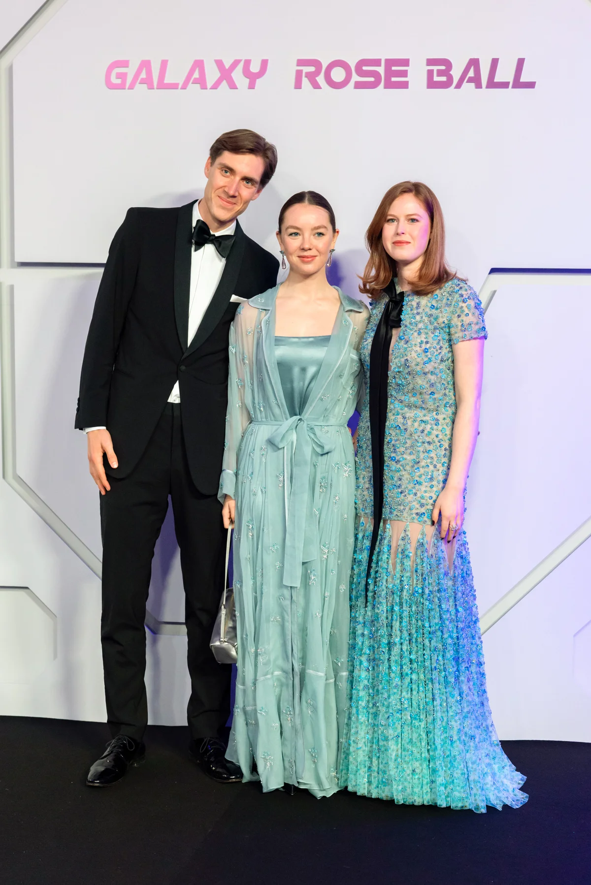 「ローズ・ボール2026」に出席したアレクサンドラ公女とベン・シルヴェスター・シュトラウトマンとドロテ・ダレンベルグ公女