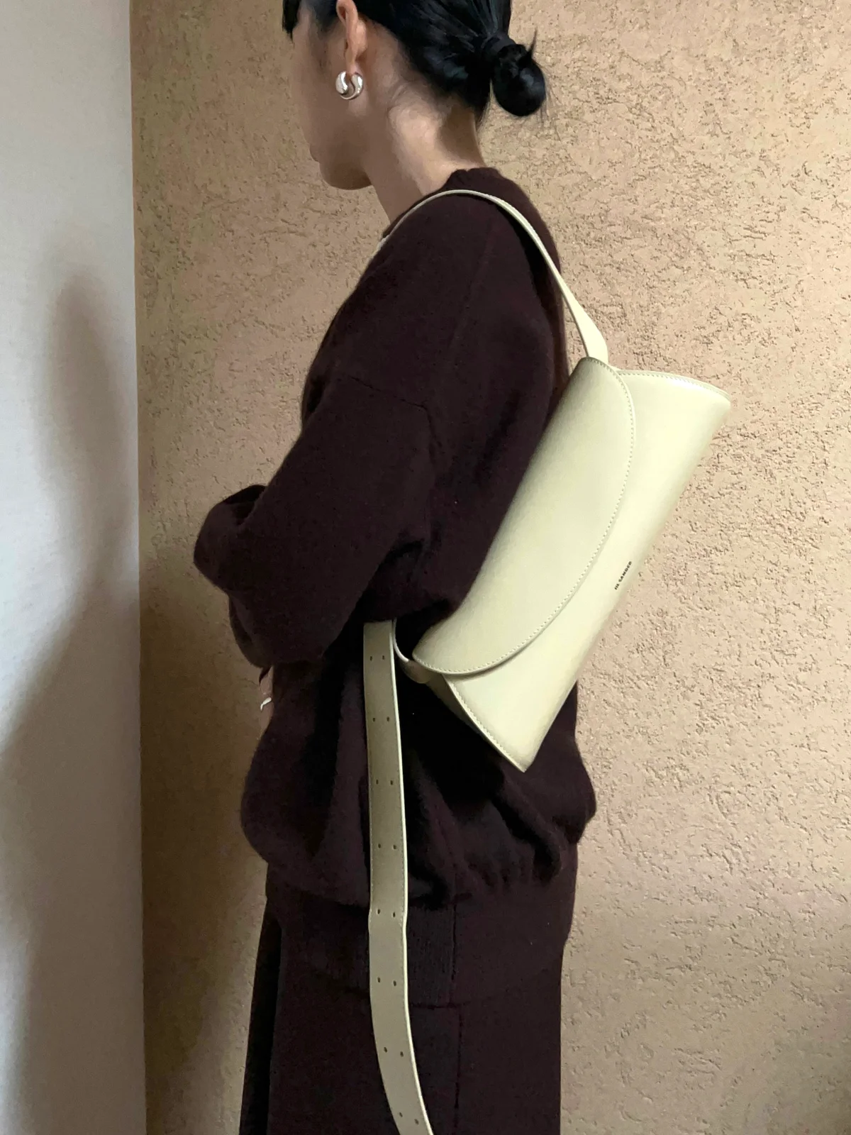 ジル サンダーのカンノーロバッグのストラップを長く垂らして肩掛け