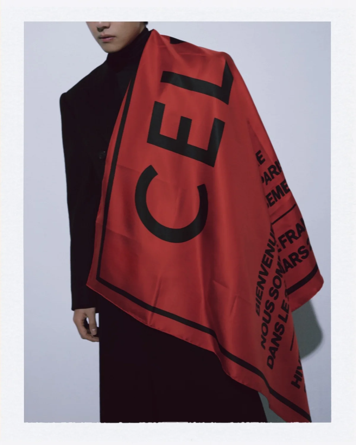 CELINE 26-27年秋冬コレクションのプレシューティングに参加したBTSのV