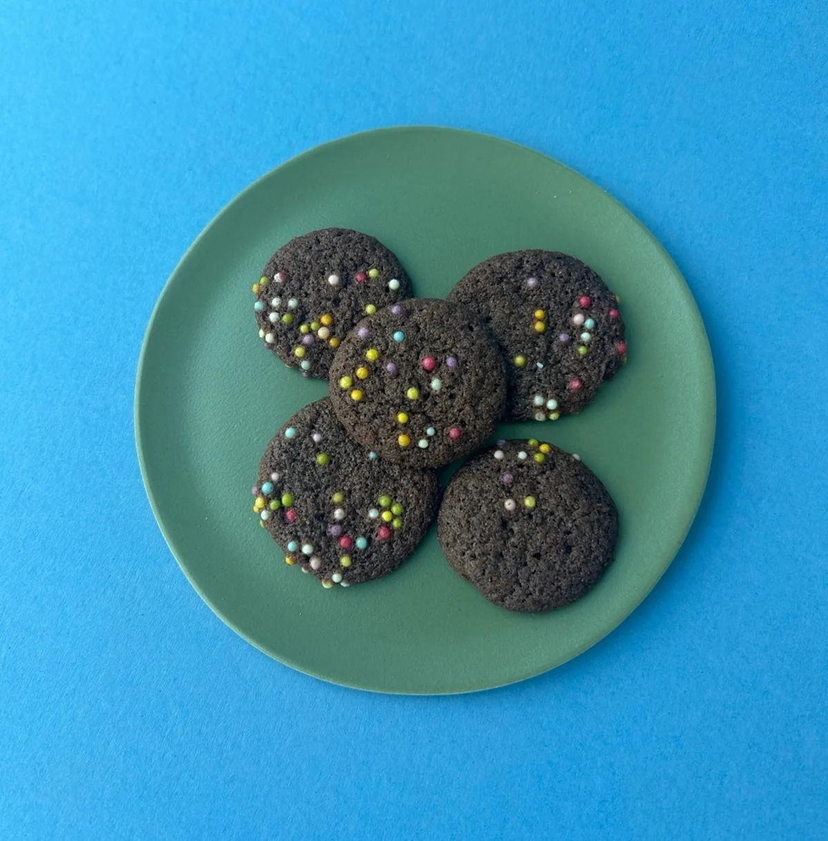 カナダ・トロントのショップ「Coco Market」で購入した、Odd Cookie Snacks。ポップな見た目に反してこだわりの素材で作られている
