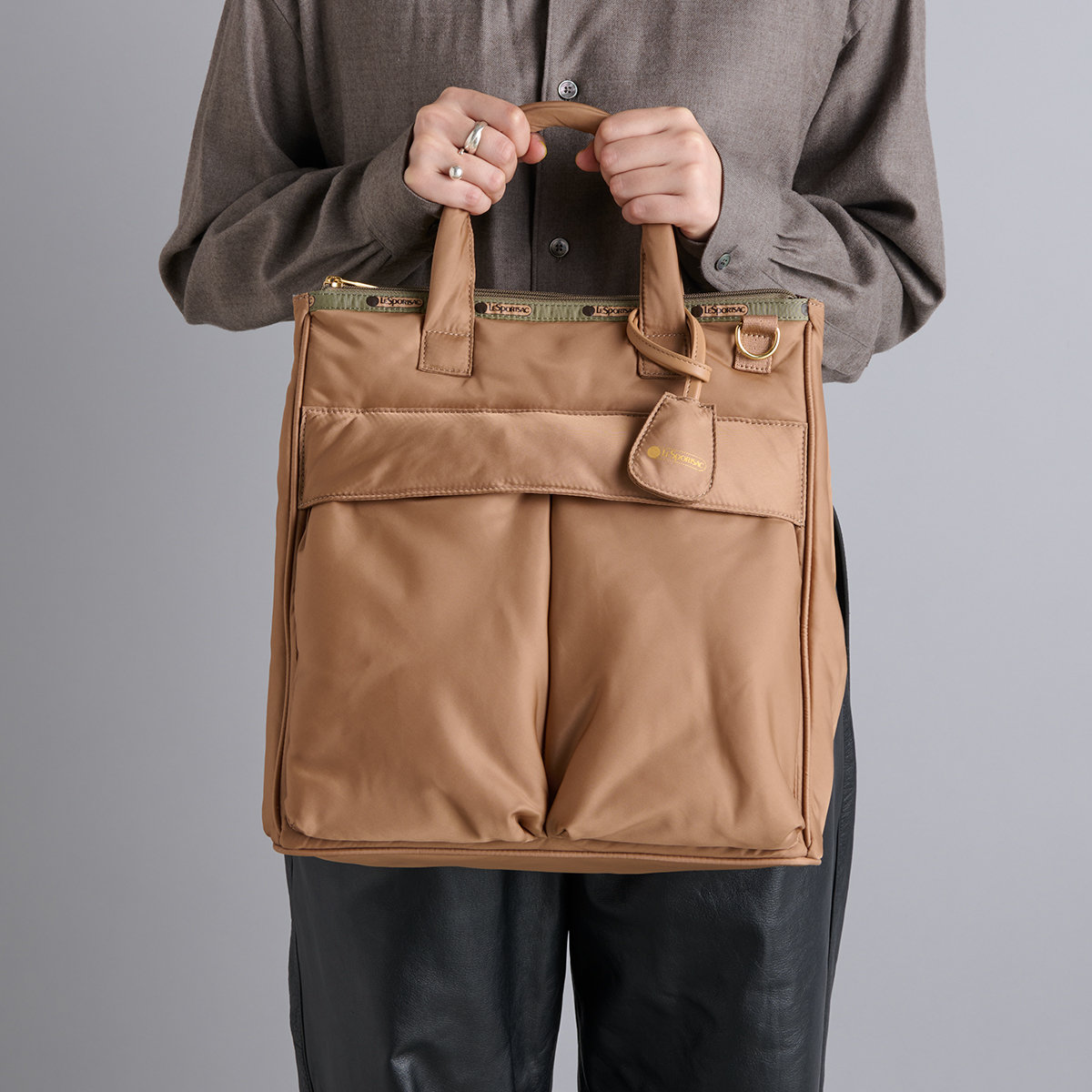 レスポートサックのバッグ「M/L HELMET TOTE」着用