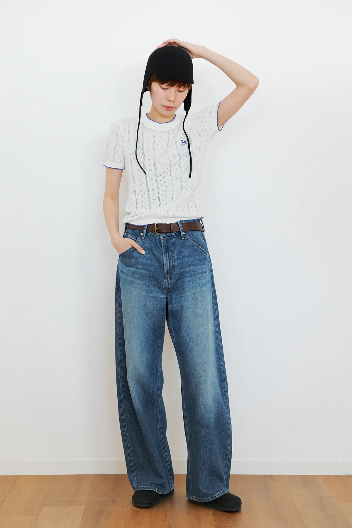 SPURエディターがユニクロのバギーカーブジーンズ67 BLUEを着用したセルフコーディネート