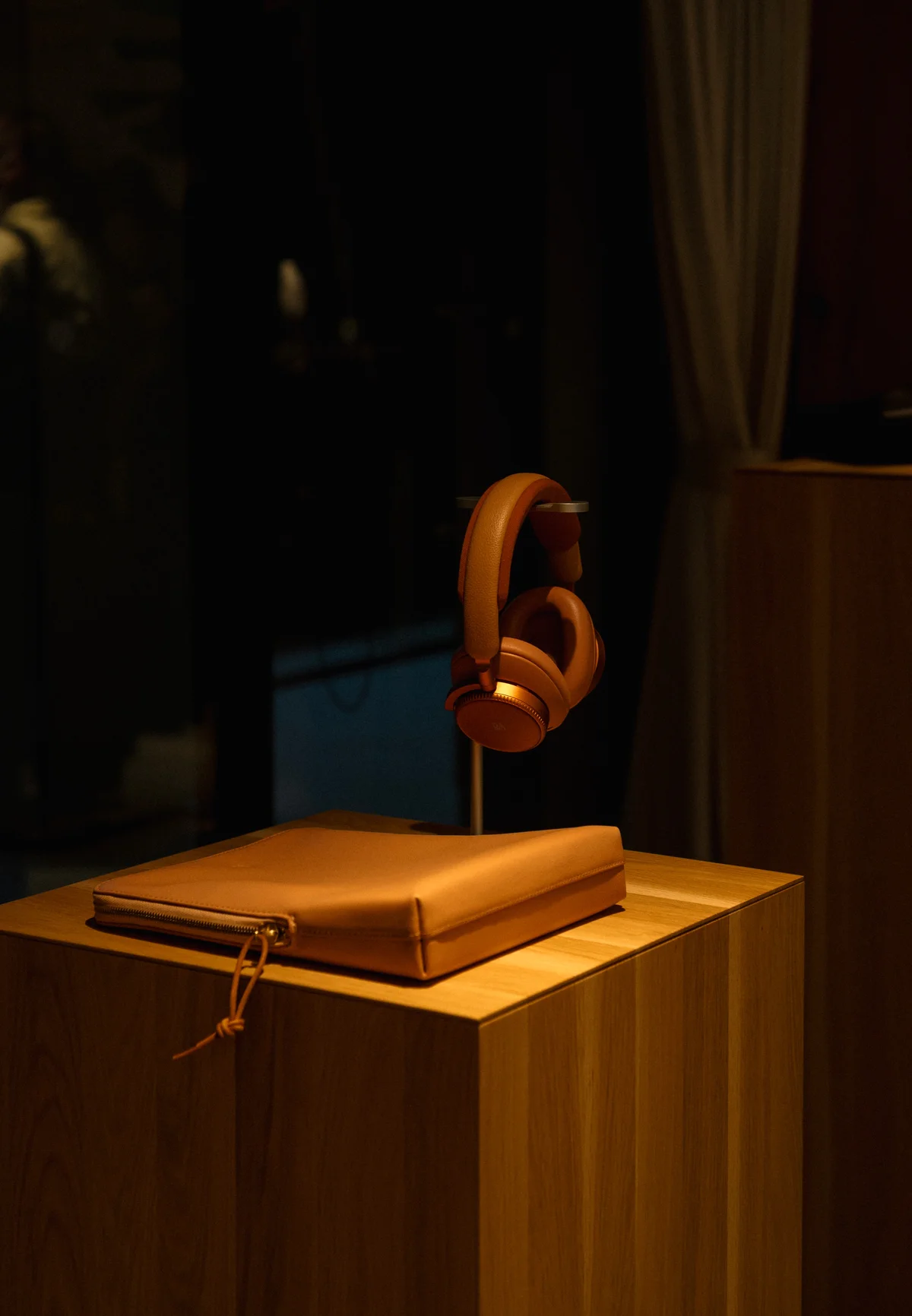 バング＆オルフセン（Bang&Olufsen）のBeoplay H100（Sunset Apricot）