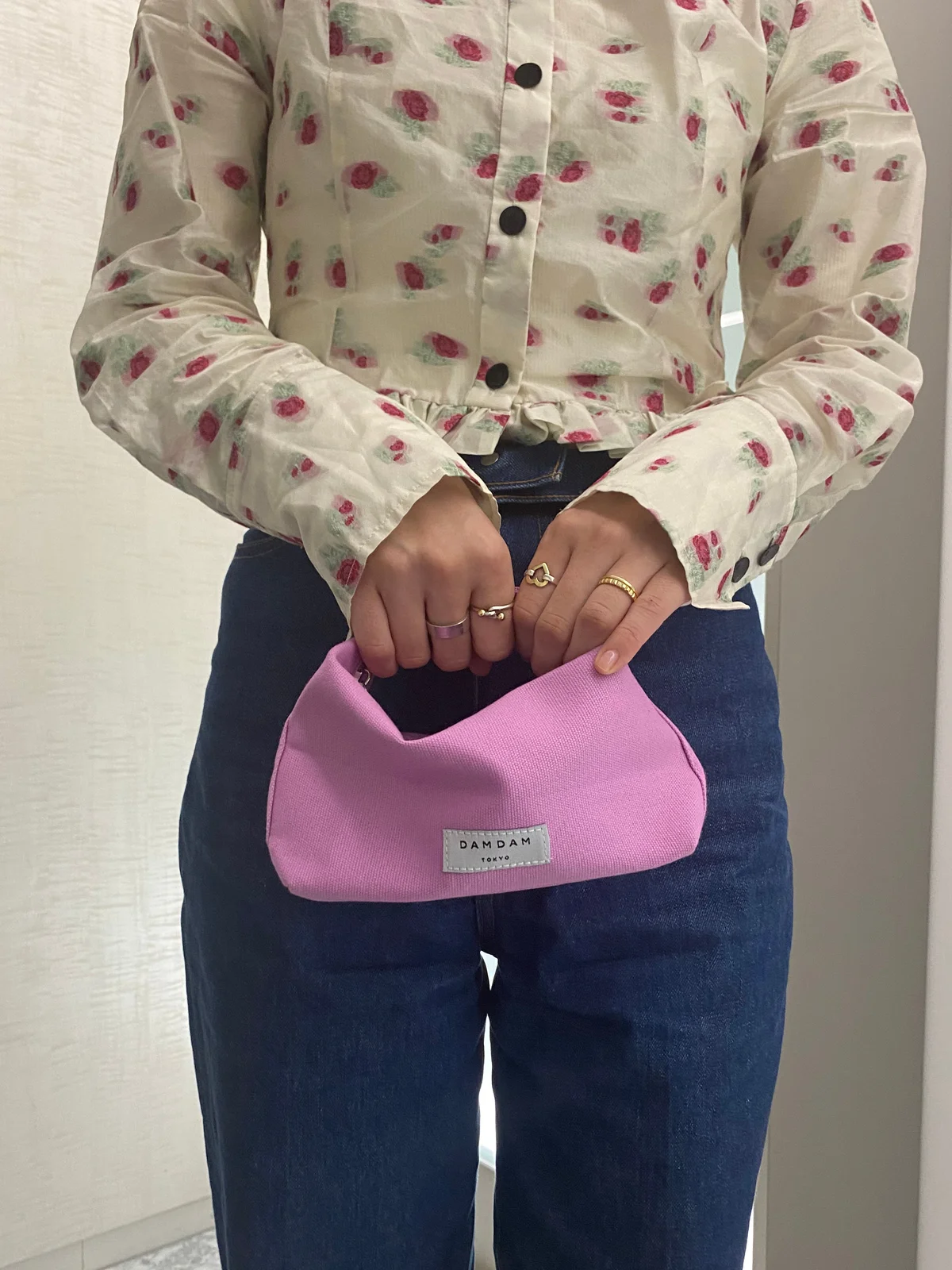 DAMDAM×マニキュリスト コラボのポーチをミニバッグとして使用した様子