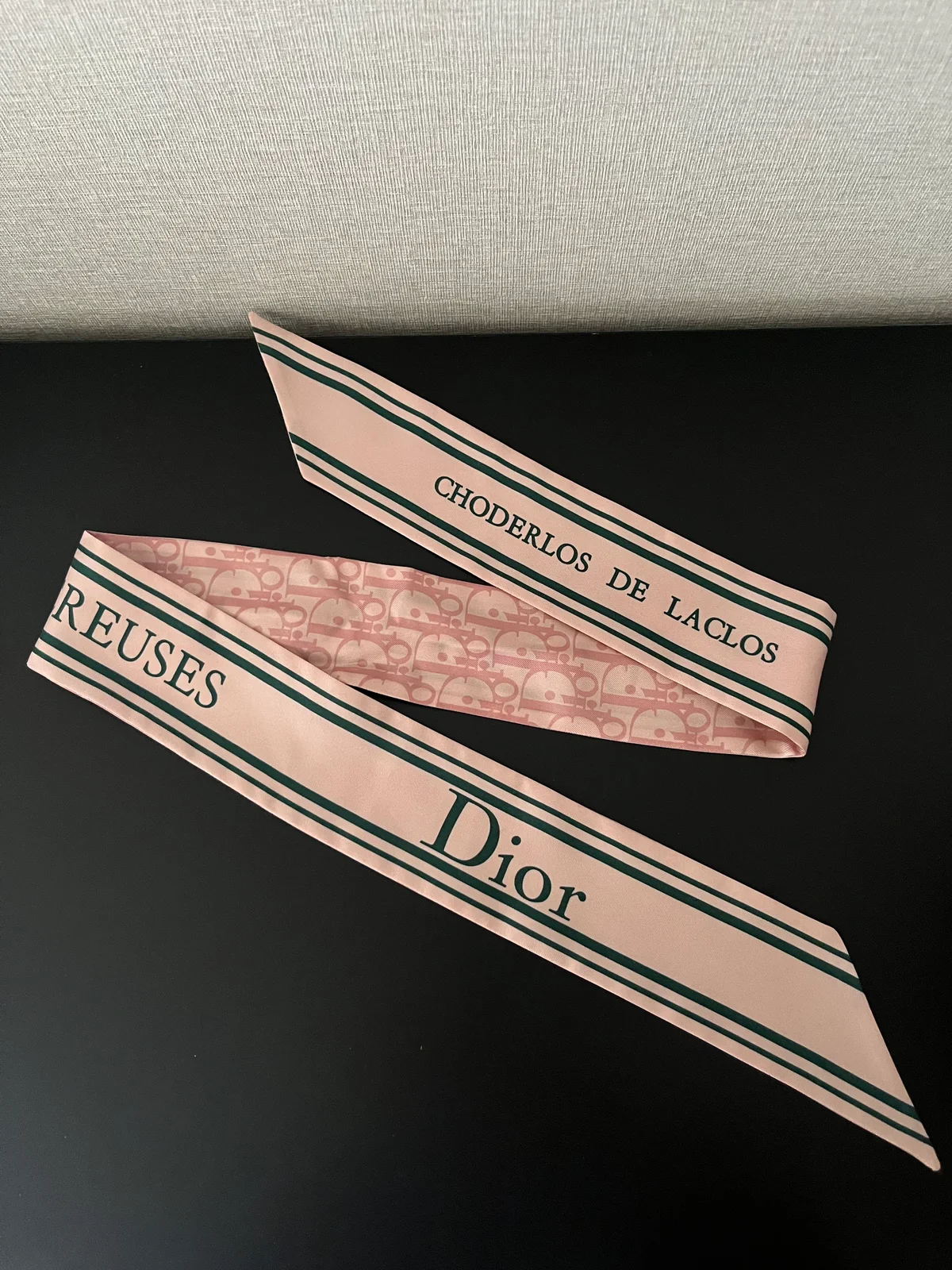 Dior ディオール ミッツァスカーフ 「Book Cover」デザイン