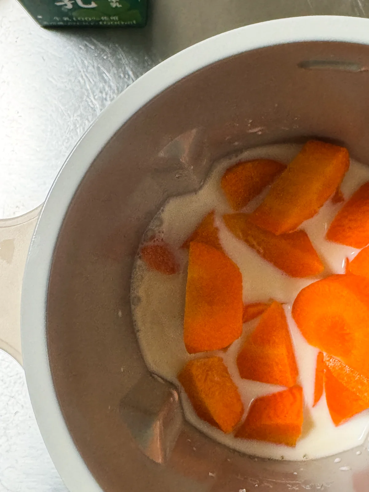 レコルトの自動調理ポットに具材を入れているところ