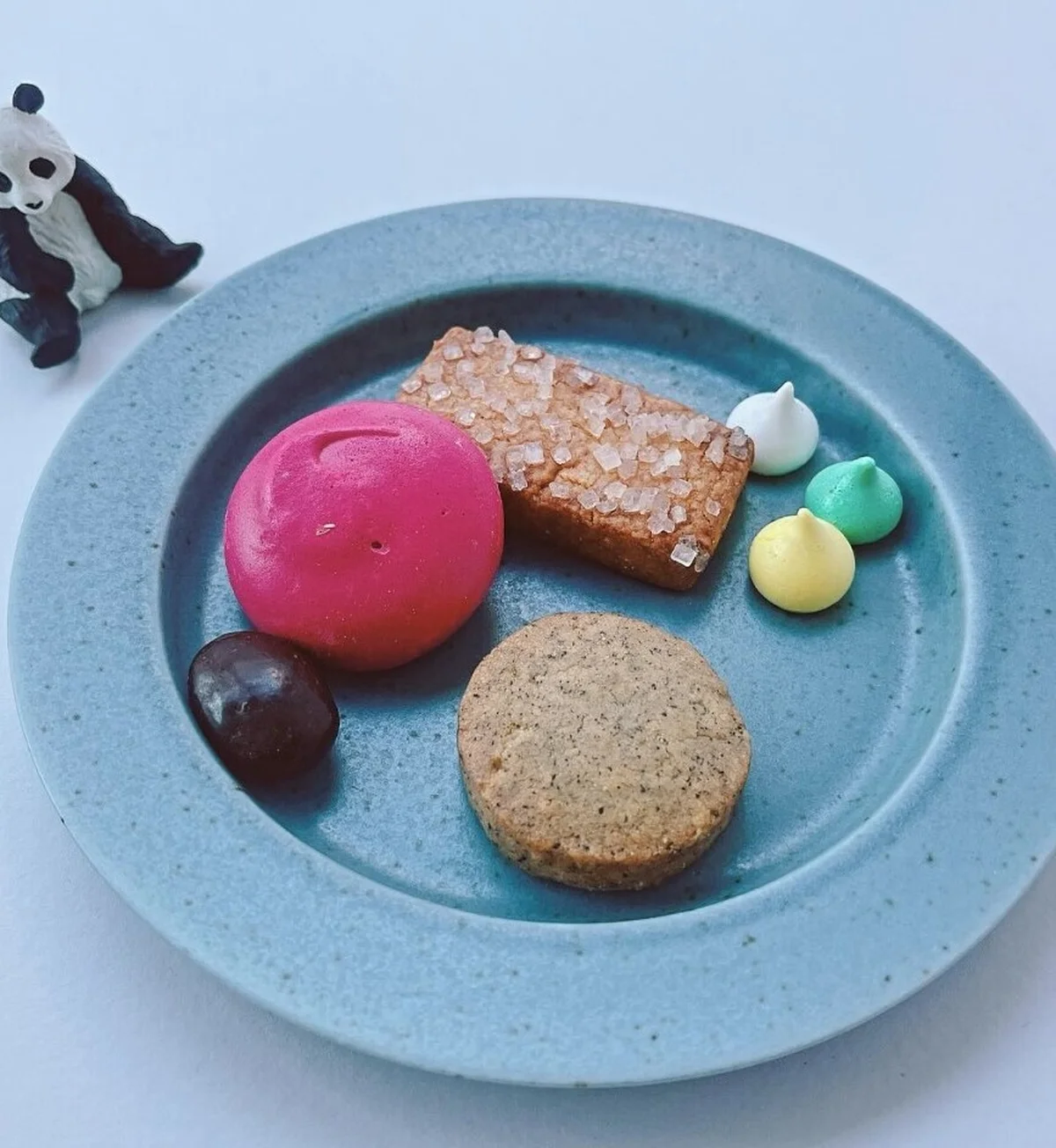 パルメザンチーズクッキーやアールグレイクッキー、アマンド オレ、カラフルなメレンゲが色を添えて