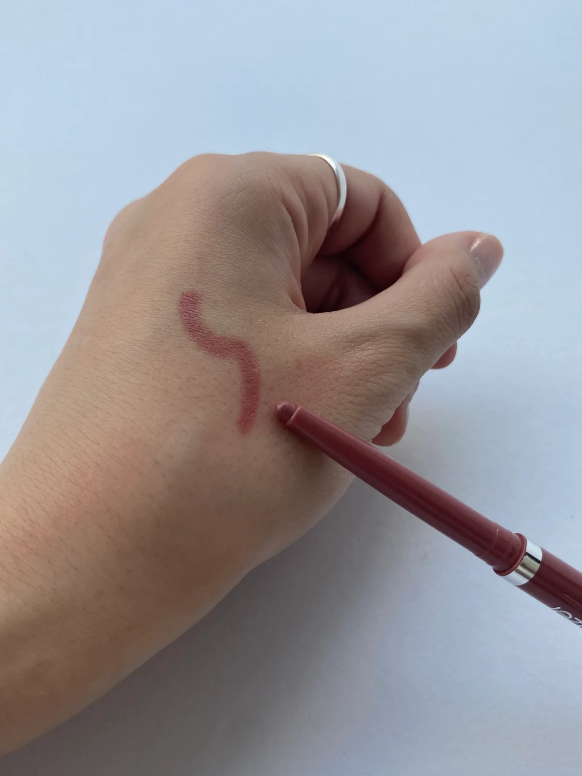 M•A•C リップグレイザー ベルベット テディ  を手の甲に描いたカット