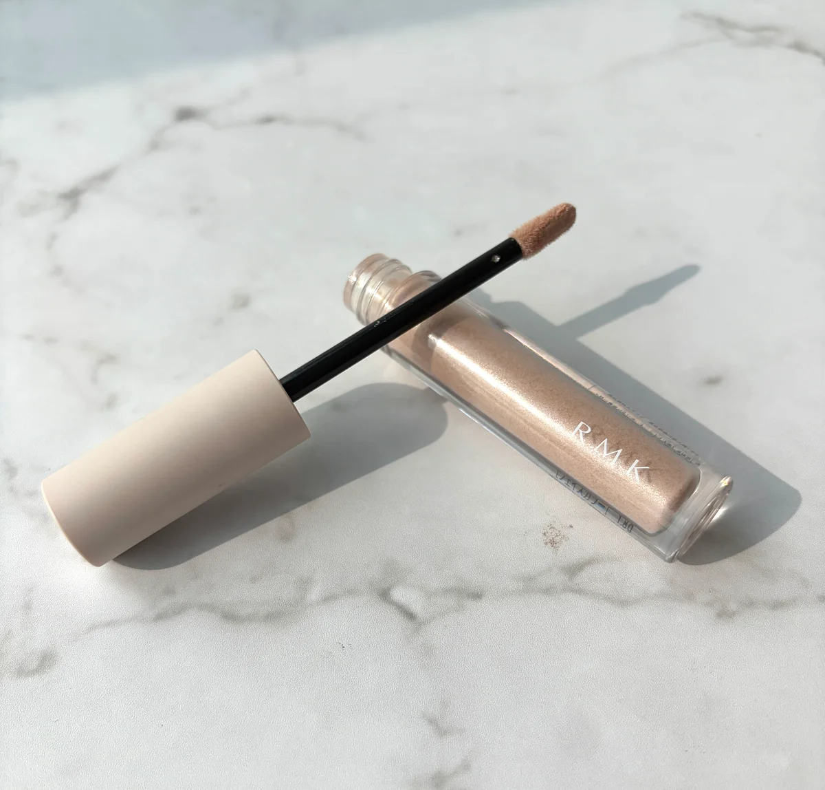 RMK グロウ イルミネーターはチップタイプで塗りやすい