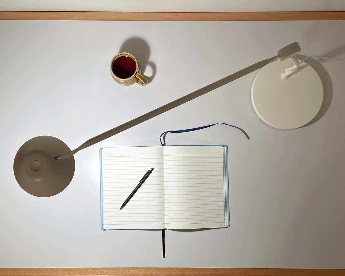 フリッツ・ハンセンの「AQ01」テーブルランプ。暖色のLEDがやさしい