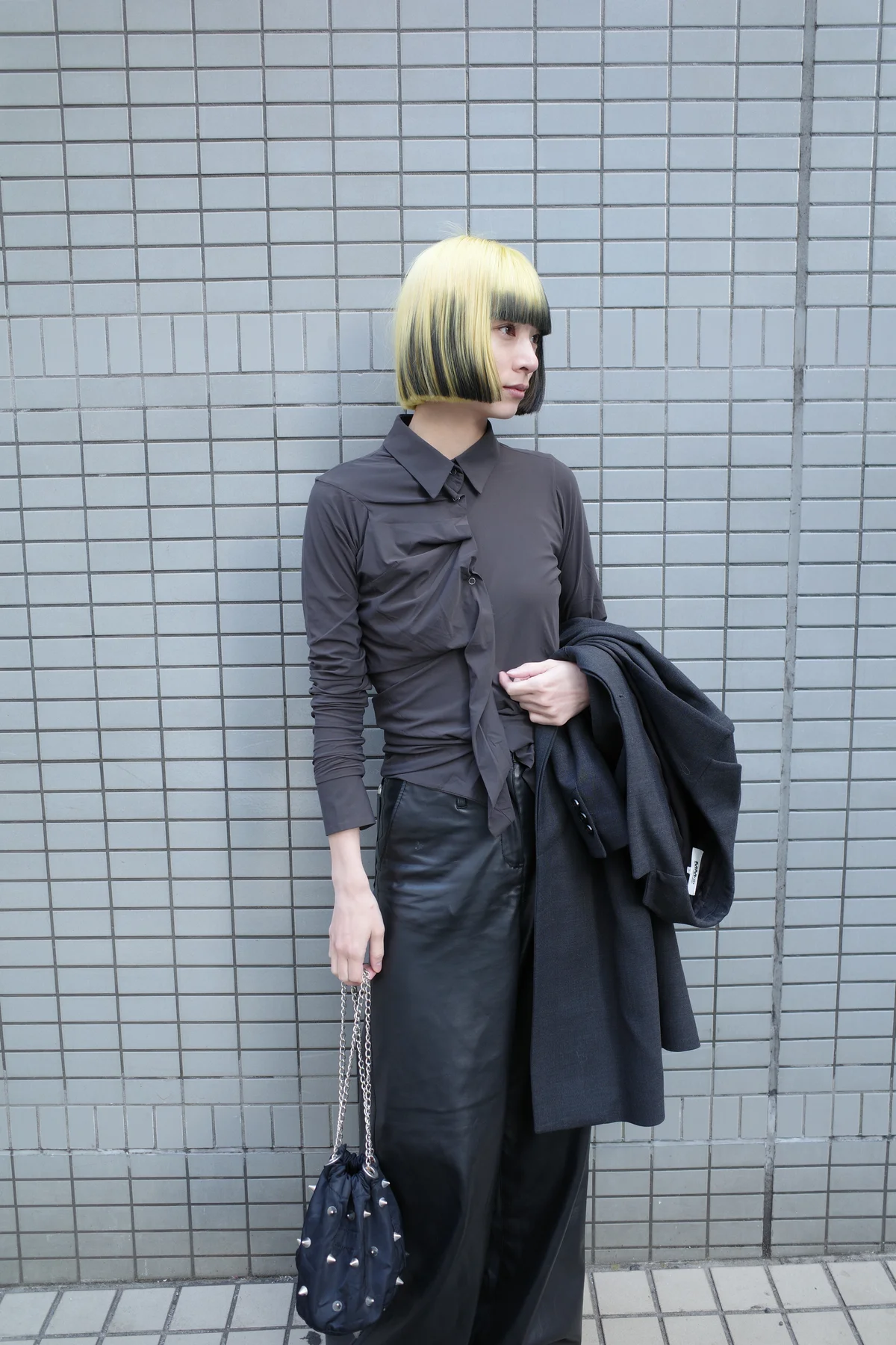 ユカノさんの美術館鑑賞スタイリング 上半身寄り