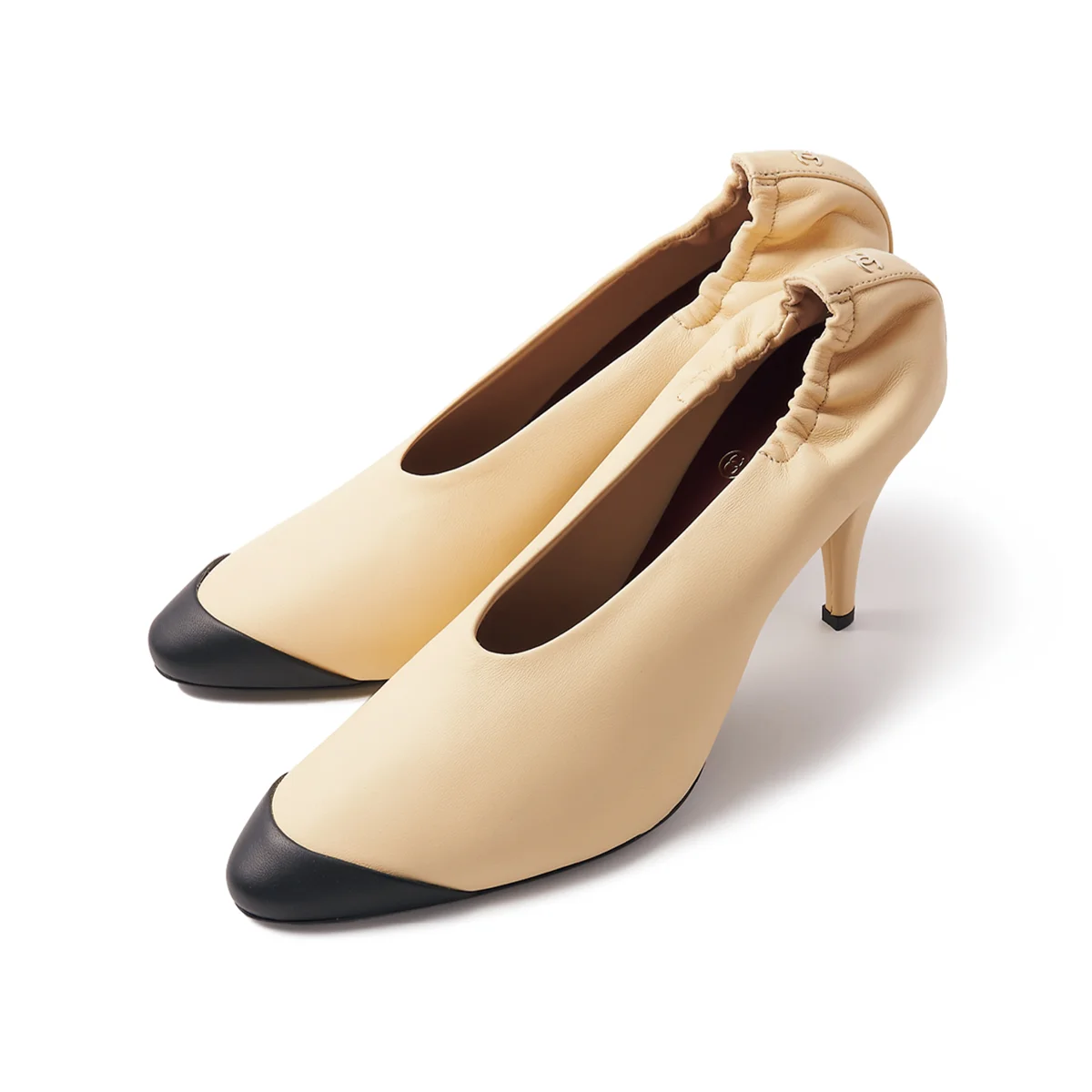 シャネルのバイカラーシューズ