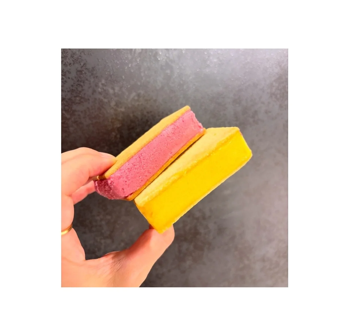 ノーレーズンサンドイッチのプレミアムアイスサンドイッチが新登場！ ピンクとイエローの写真