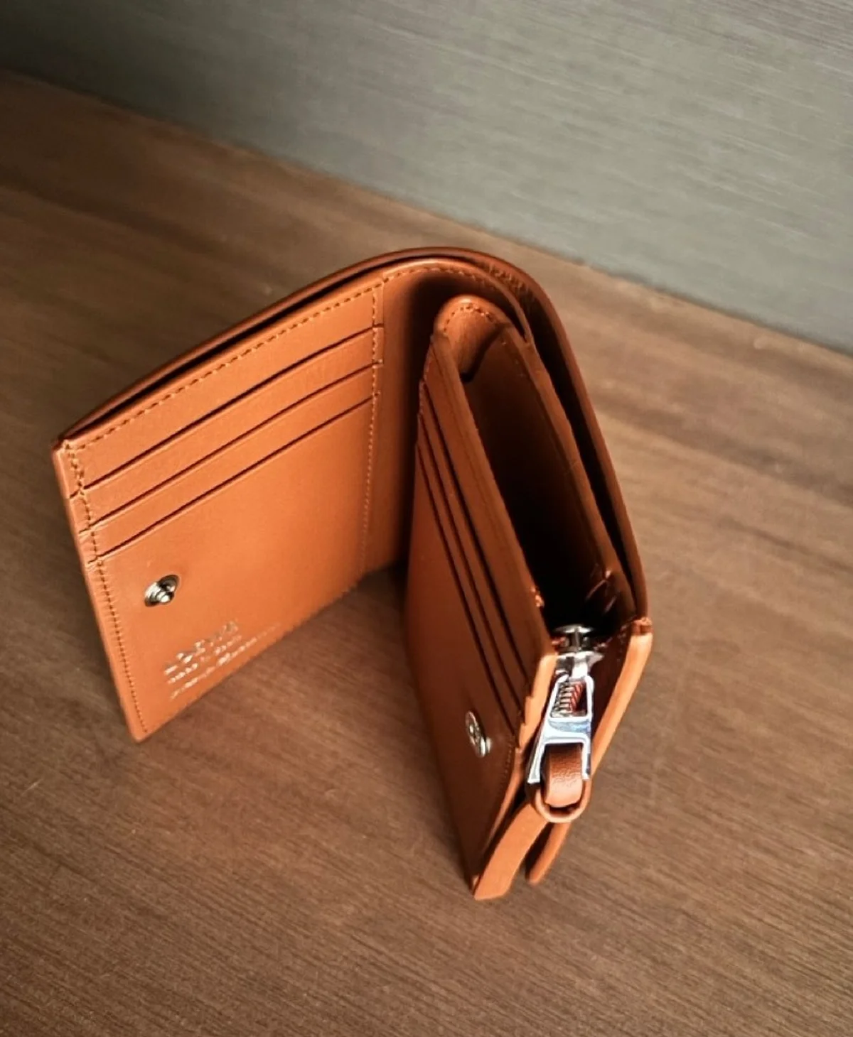 ロエベのコンパクトウォレットの中身