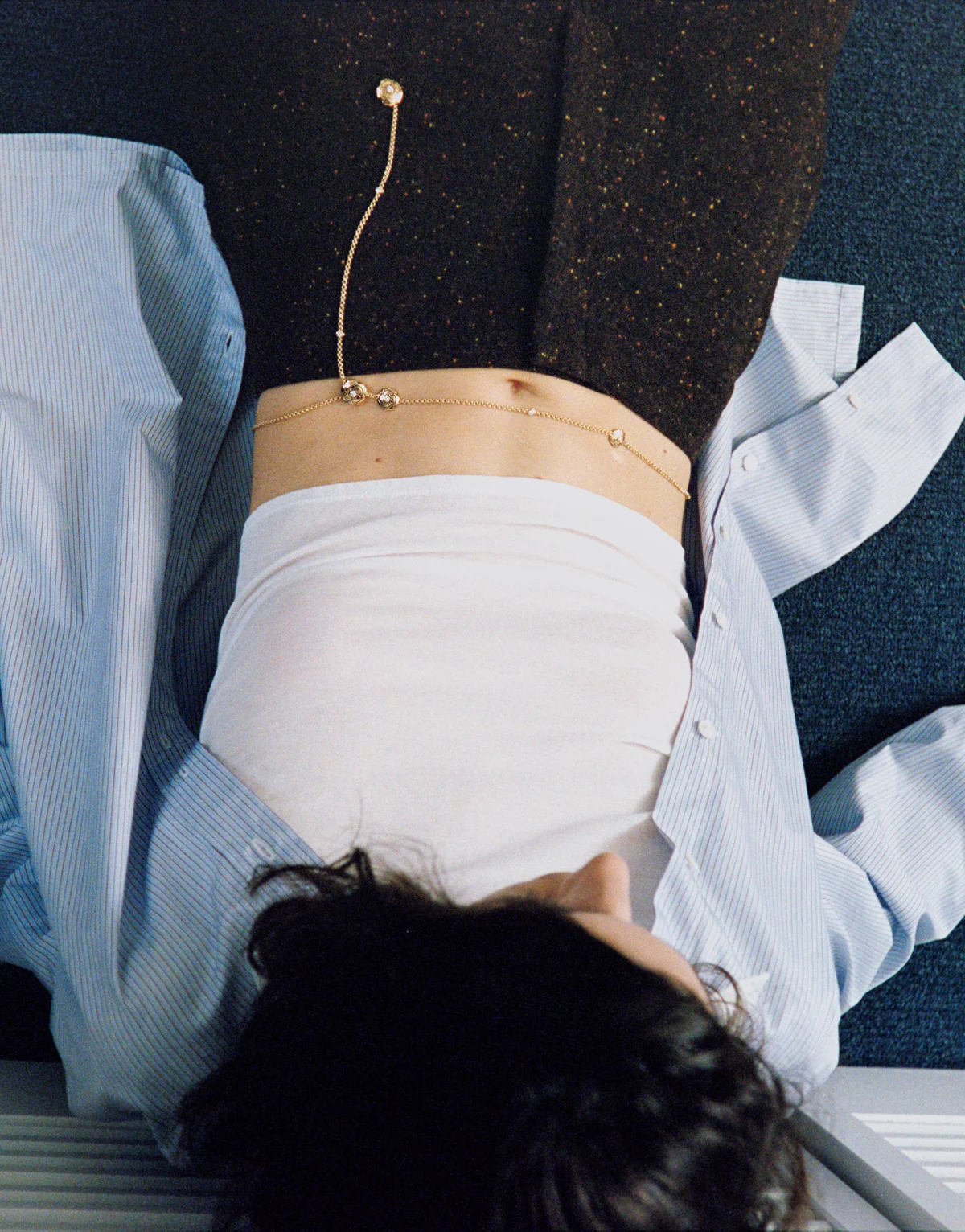 シャネルのネックレス「カメリアコレクション」を着用したモデル