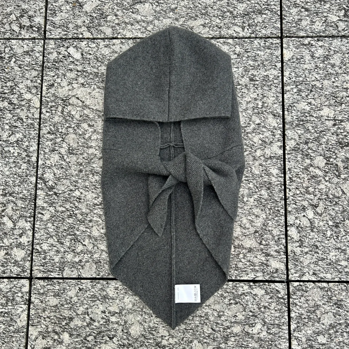 イーヨの「フード付きストール」