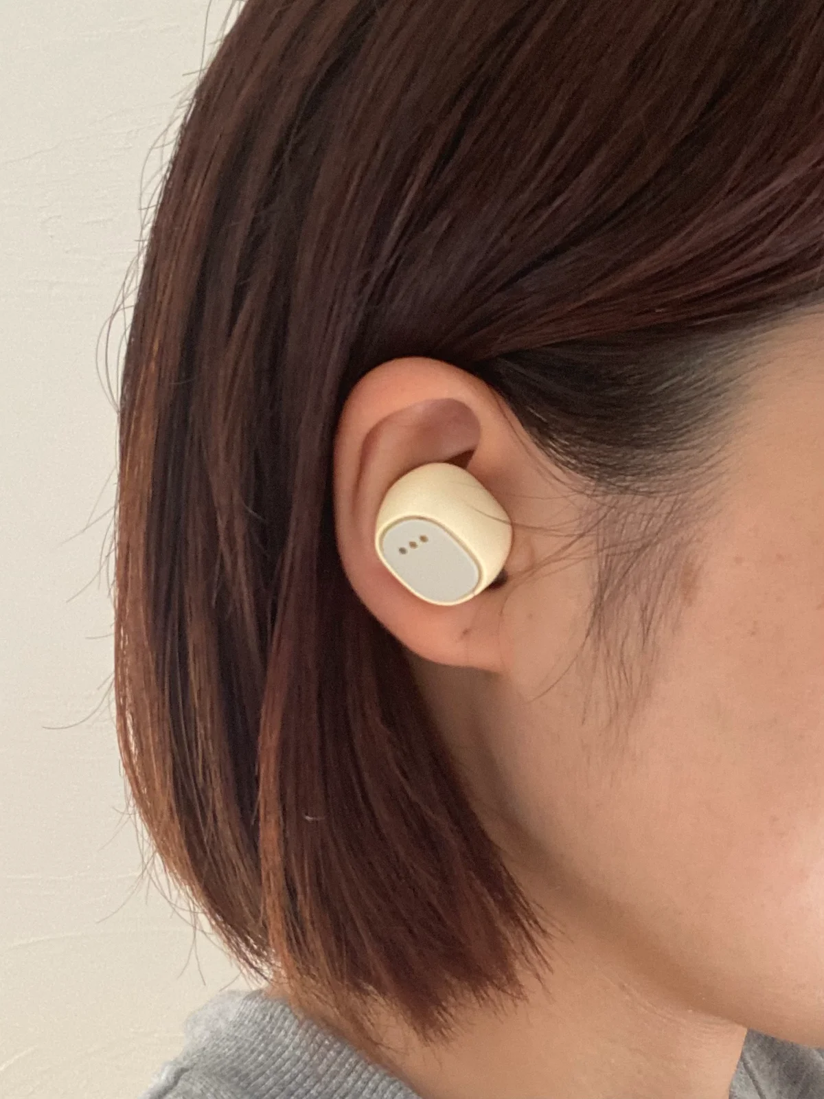 イヤラボ mini(耳栓ウォーマー) イエローを装着している様子