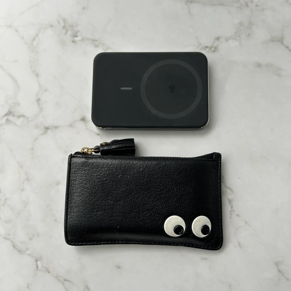 Anker MagGo Power Bank (10000mAh, Slim) ブラックとカードケースの比較