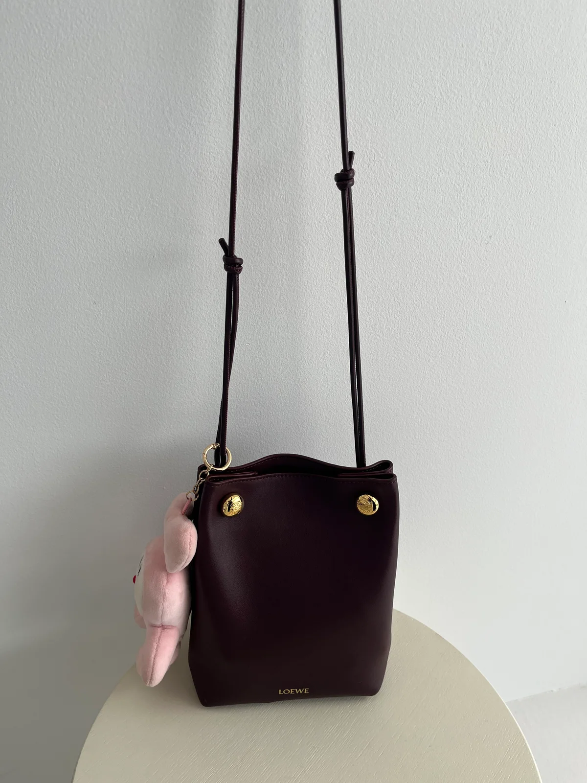 LOEWE(ロエベ)のミニバッグ 「ペブル ポーチ(¥231,000)」の紐を伸ばした状態の写真