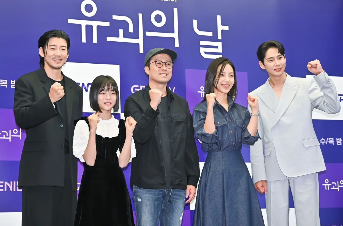 韓国俳優　ドラマ　ユン・ゲサンをはじめ、子役ユナ、キム・シンロク、パク・ソンフンの主要キャストの『誘拐の日』制作発表会時の写真。