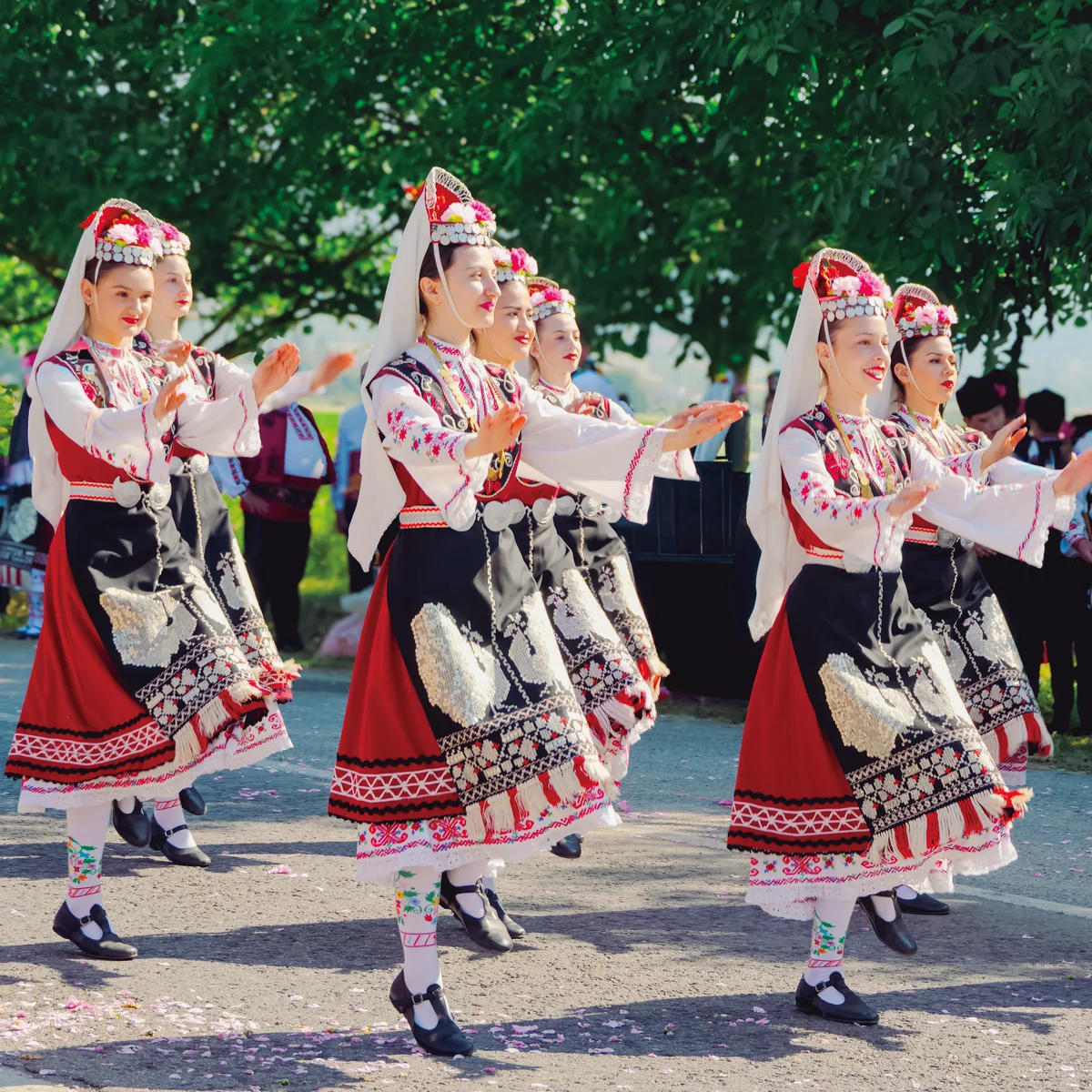 ブルガリアのローズフェスティバルで行われたダンス