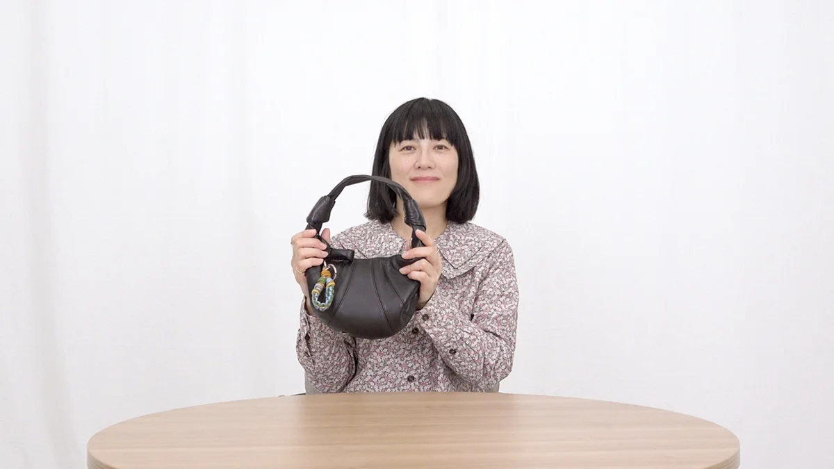 エディターSUGAWARAがルメールのミニ フォーチュン・クロワッサンバッグを持っているところ