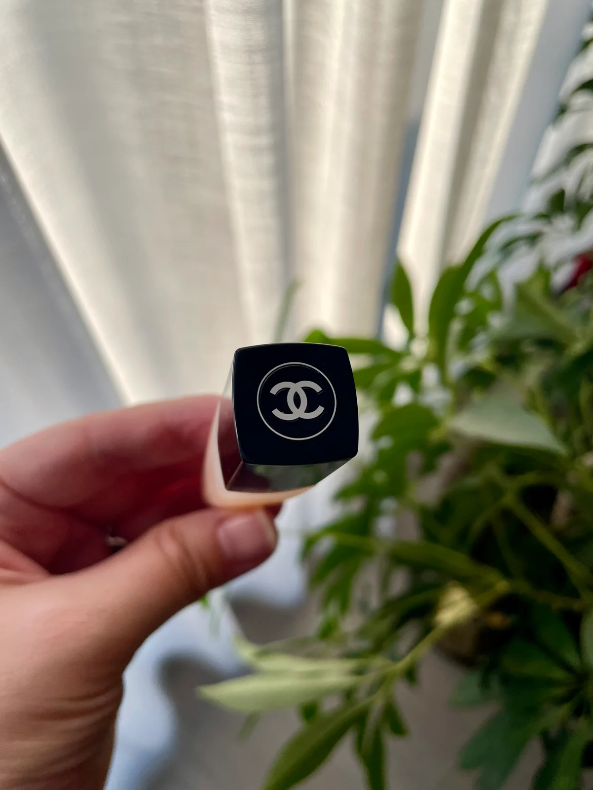 シャネルのネイルオイル「ユイル ア オングル」のキャップの写真