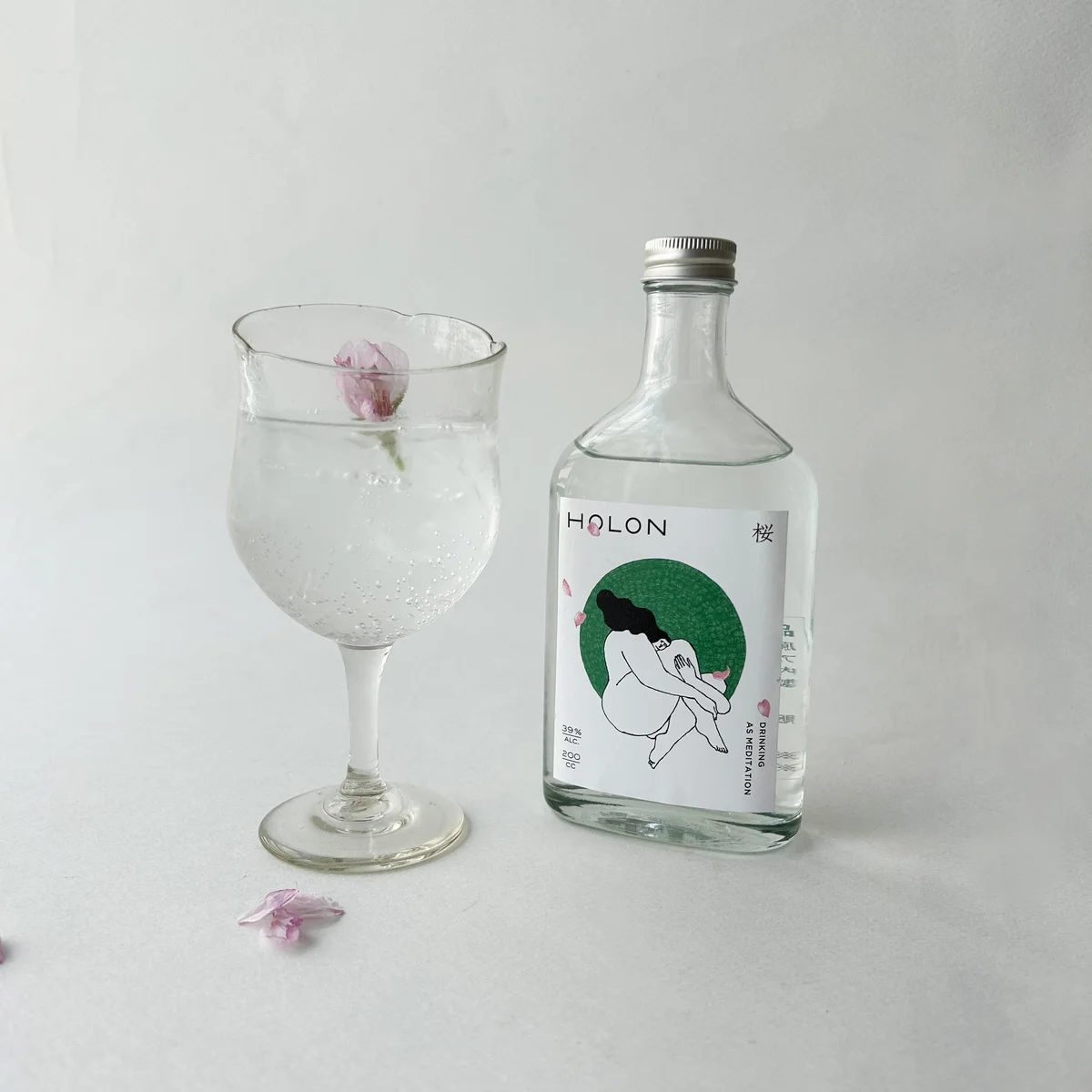 「HOLON GIN SEASONAL桜」のジンのボトルとグラス