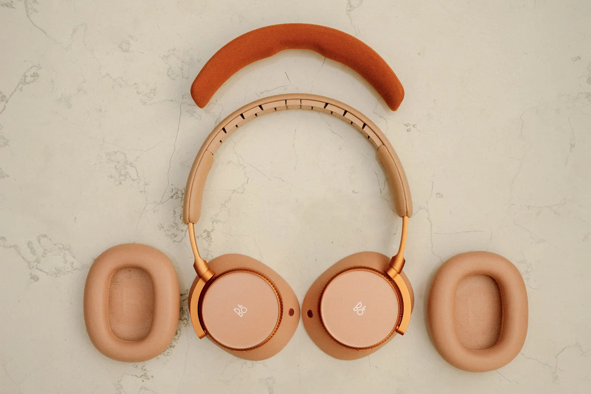 バング＆オルフセン（Bang&Olufsen）のBeoplay H100（Sunset Apricot）　インナーヘッドバンドとイヤーパッドクッションを外したところ