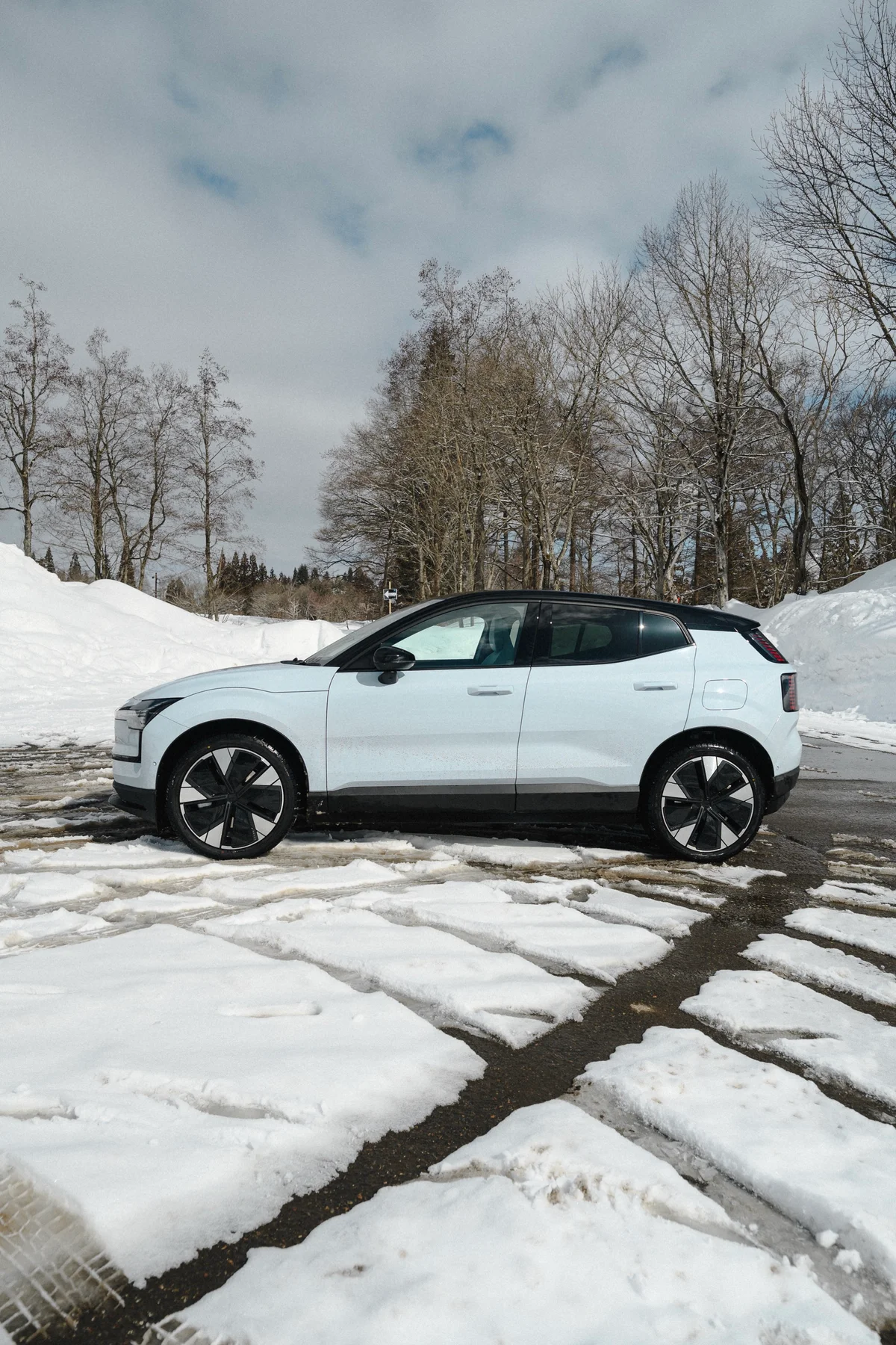 Volvoの電気自動車「EX30」を横から見た写真