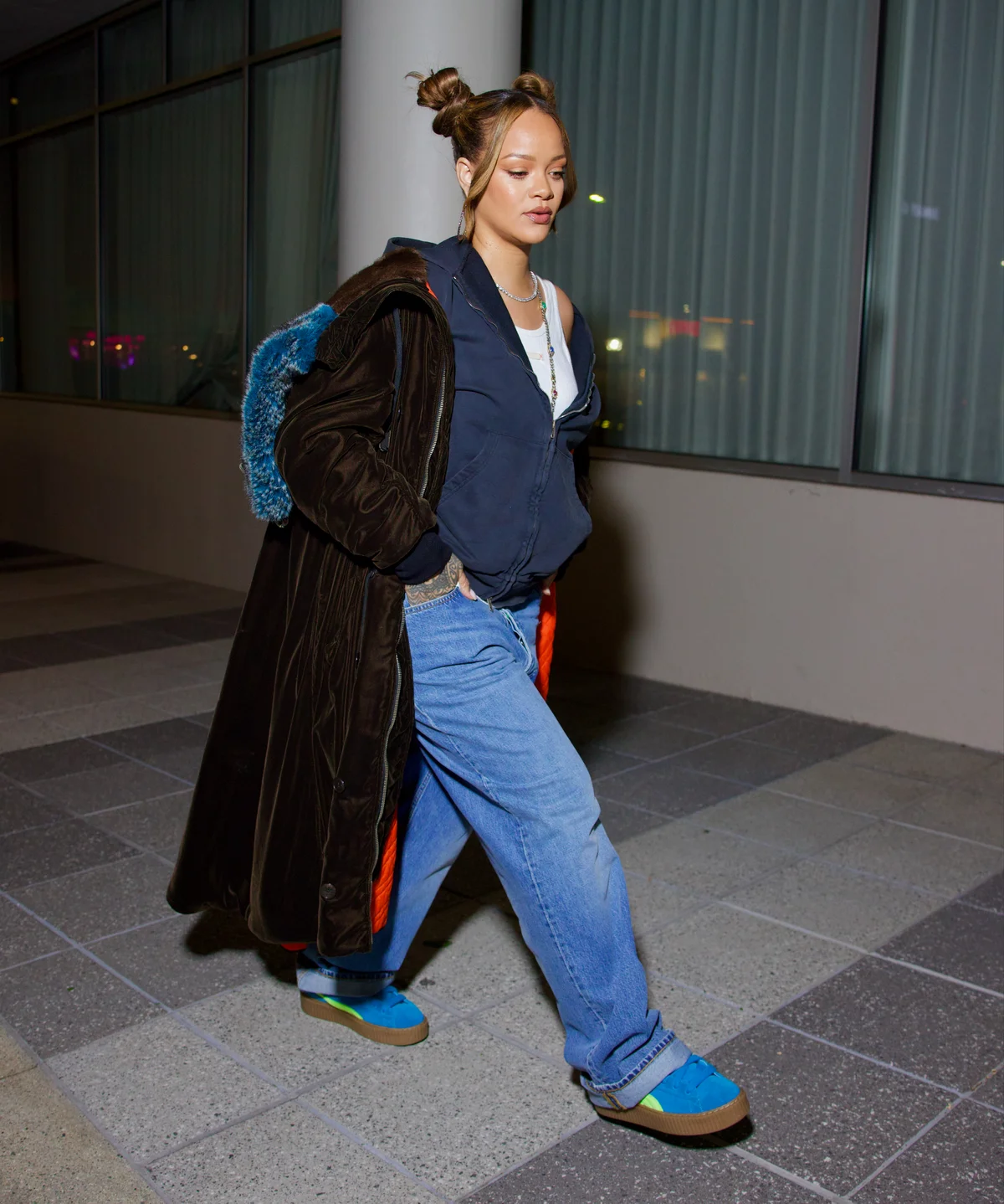 リアーナがフェンティ×プーマ（FENTY×PUMA）のシューズを履いている写真　Rihanna　