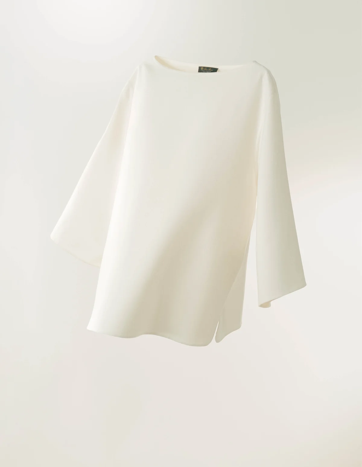 トップス￥728,200／ロロ・ピアーナ ジャパン（ロロ・ピアーナ）