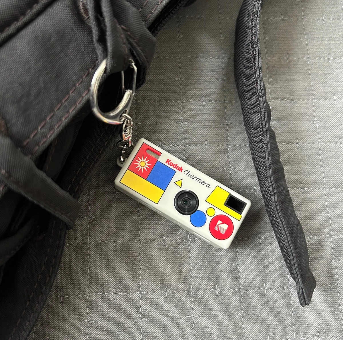 KODAKのミニデジタルカメラCHARMERAをバッグにつけている写真