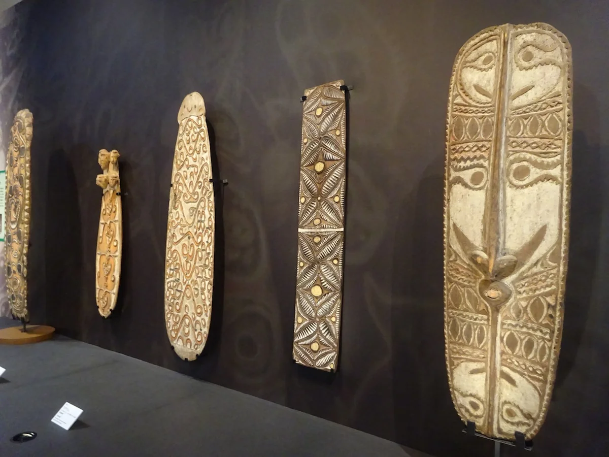世界探検の旅展　ニューギニアの「戦闘用盾」