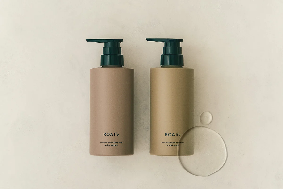 ロアリブ マインドメディテーション ボディソープ 左から／ウォーターガーデン、ヒノキウッド 各400ml ￥3,740〈2026年2月5日発売〉