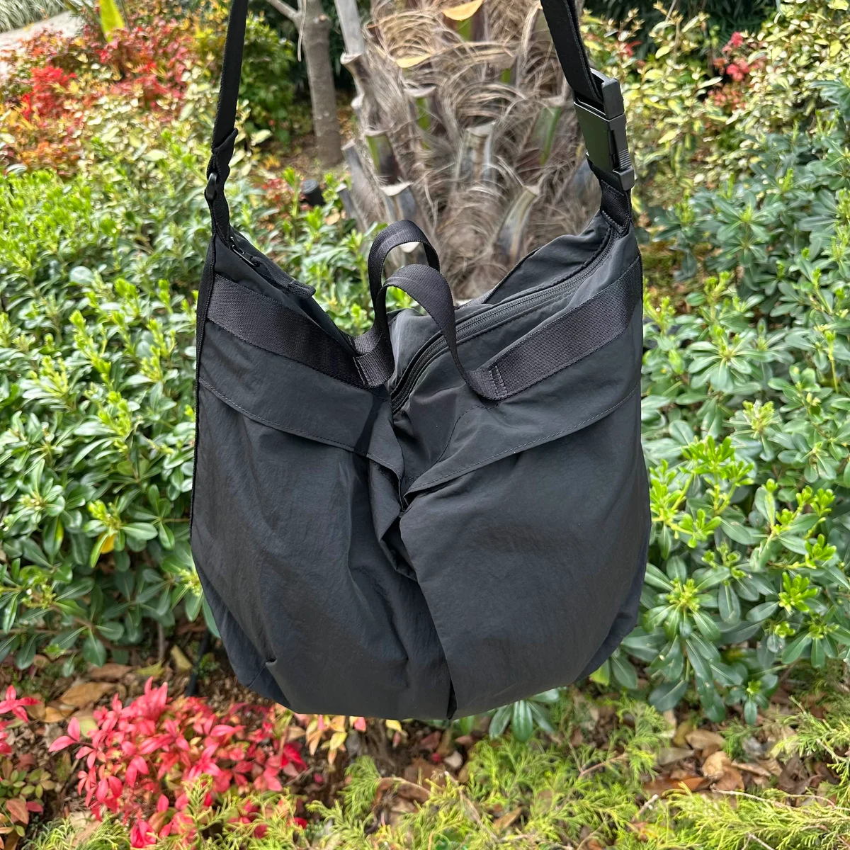 ユニクロ ユーのパッカブルショルダーバッグのブラック