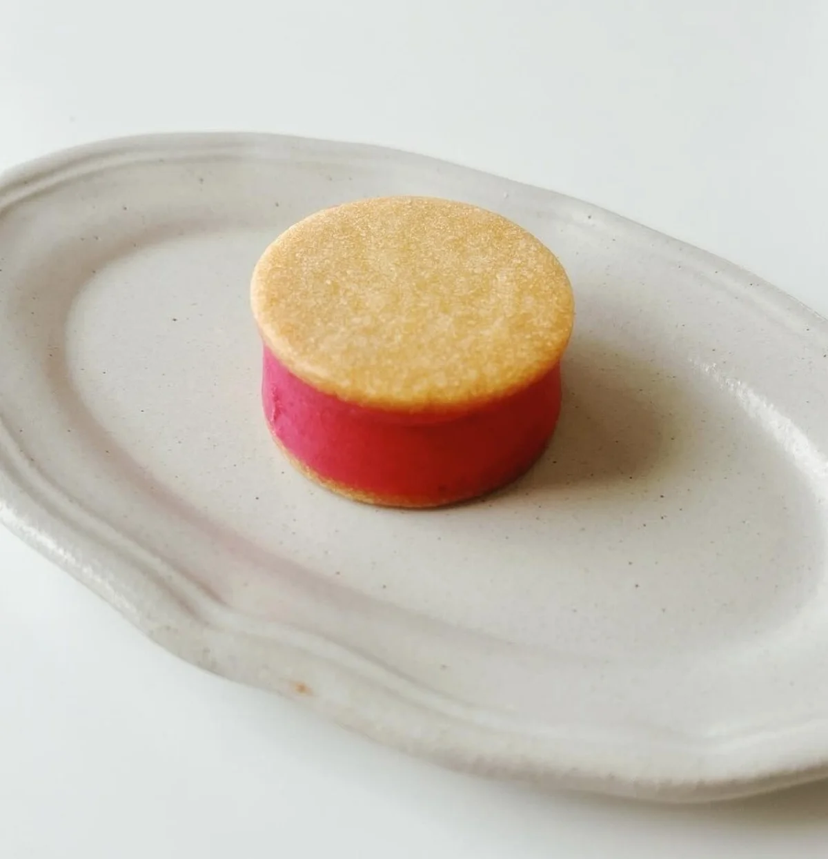 マルニ カフェ、目にも麗しい、ローズフランボワーズ&いちじくのバターサンド。テイクアウト商品も「パティスリィ アサコ イワヤナギ」によるもの。