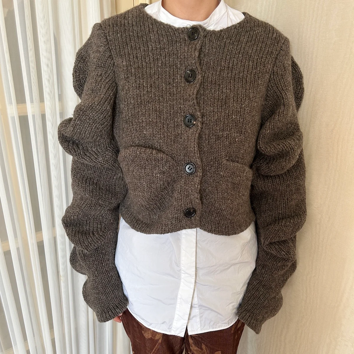ピリングスのカーディガンSPURSHOP別注のブラウンを着用した正面の姿
