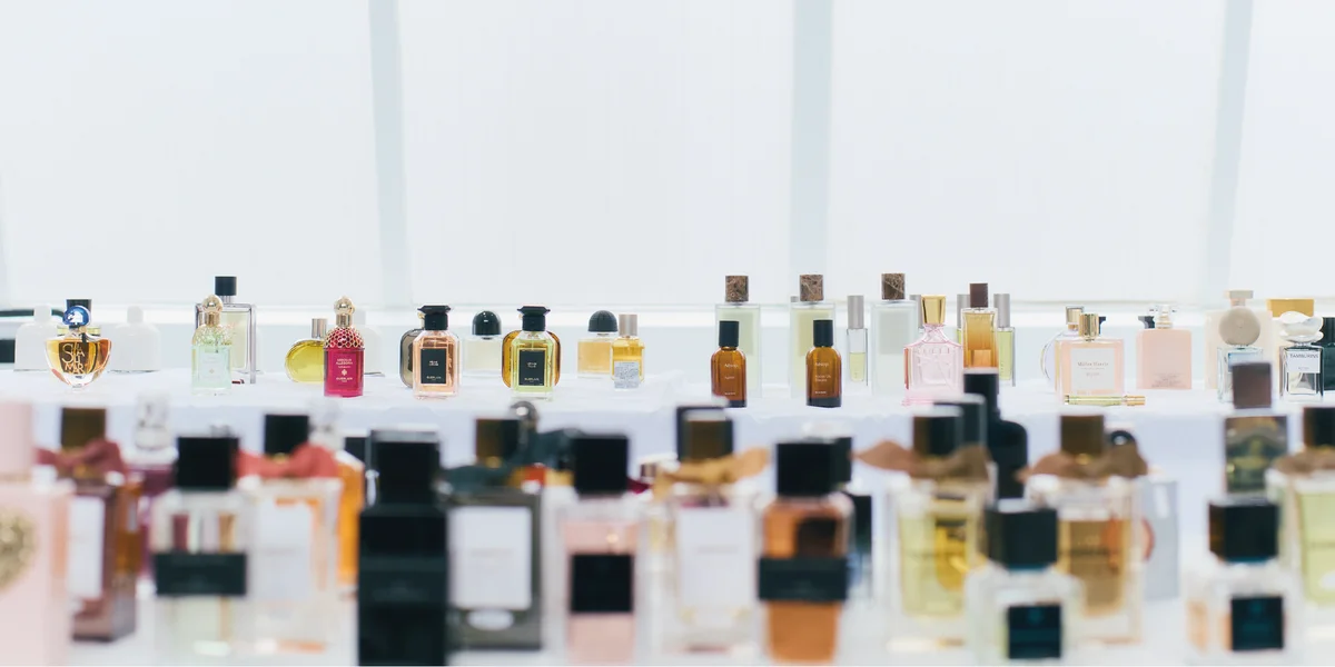 【2025年の香水ランキング】服好き50のタイトルイメージ