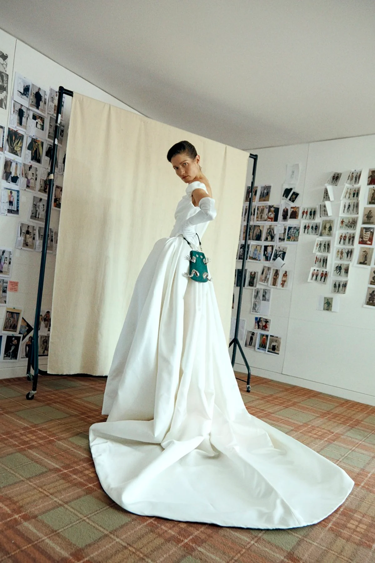 ヴィヴィアン・ウエストウッドのドレス。シルクタフタのバッグスタイルが迫力満点