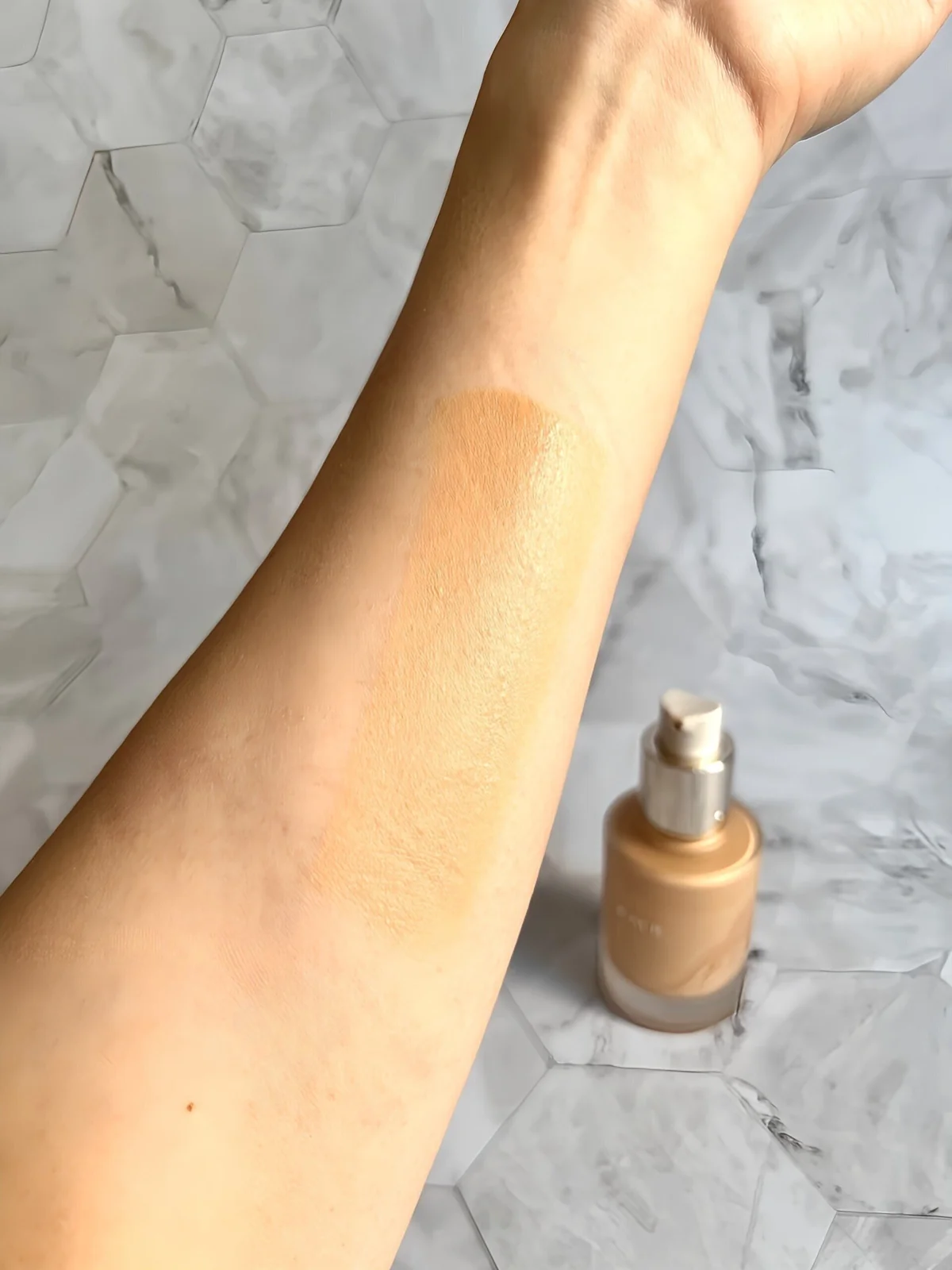 RMK リクイドファンデーション フローレスカバレッジ プラス 102のスウォッチ画像