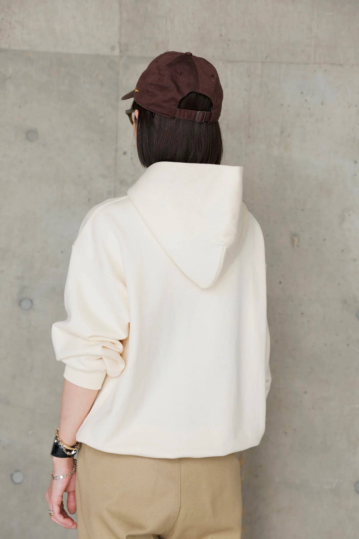 小顔に見えるパーカvanillaを着用した長谷川あかりさんのセルフススタイリング後ろ姿