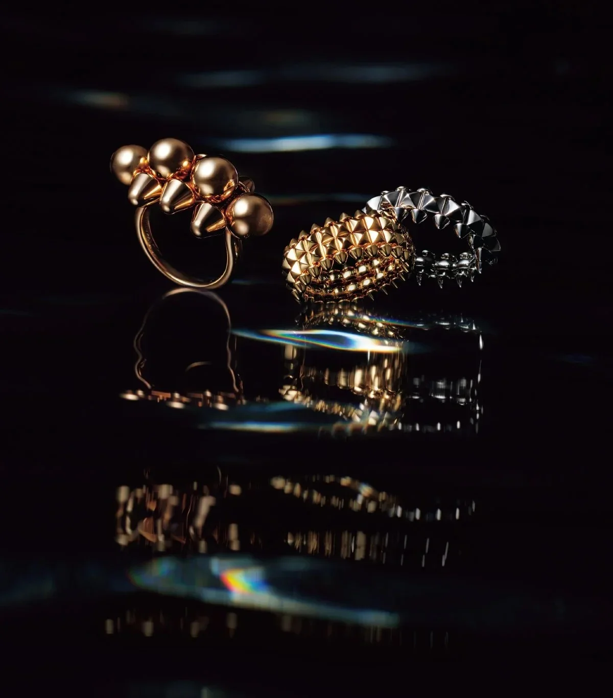 "クラッシュ ドゥ カルティエ"リング〈WG〉¥632,500・"クラッシュ ドゥ カルティエ"リング〈YG〉・"クラッシュ ドゥ カルティエ"リング〈PG〉 カルティエ