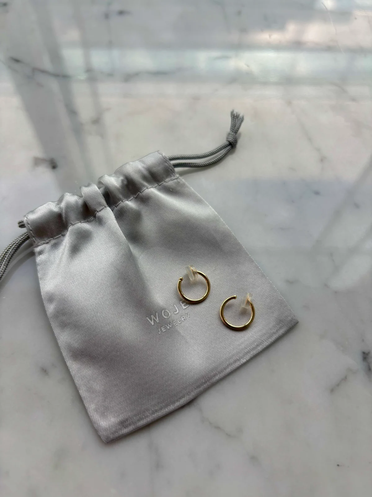 イエローゴールドのイヤリングをセレクト