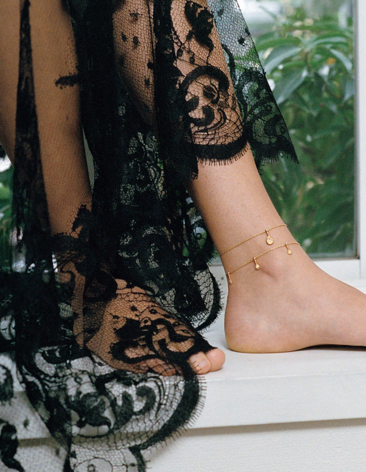 ブシュロンのアンクレット「セルパンボエム」を着用したモデル