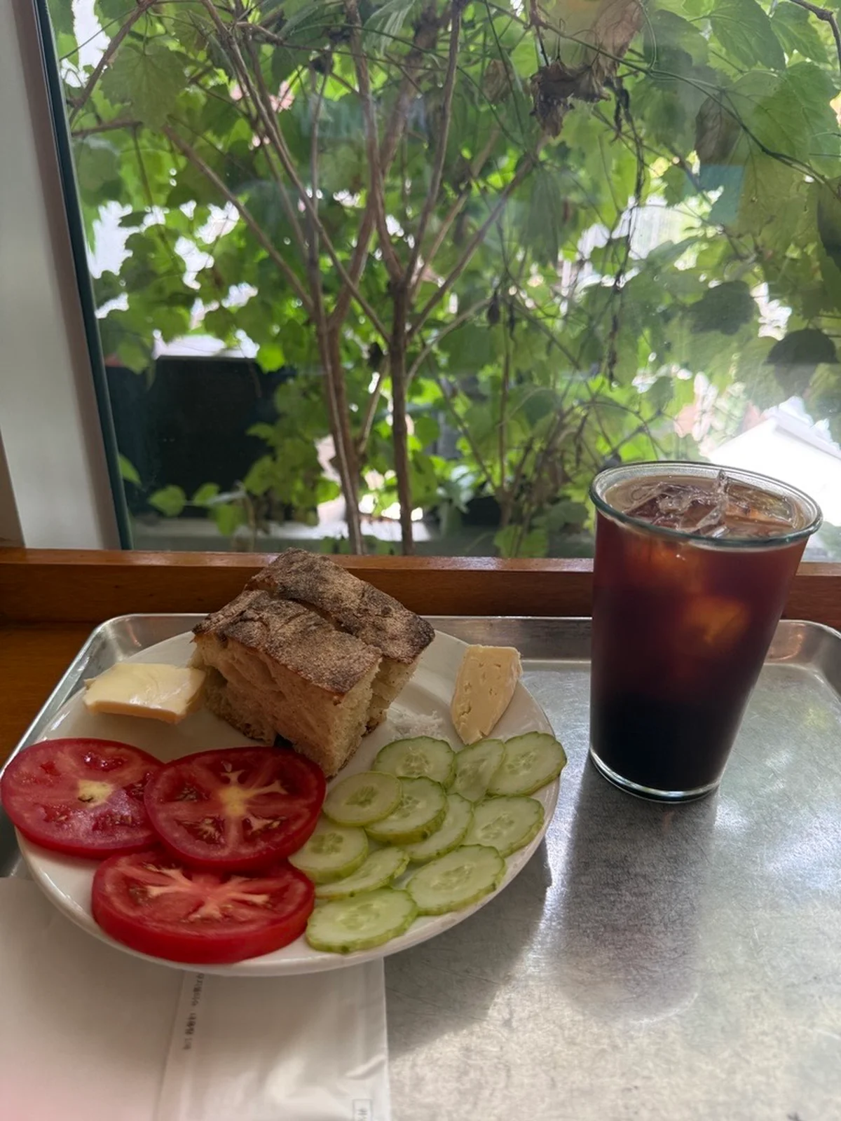 CAFE MAAのトマト・キュウカンバー・チーズサンドイッチとアイスアメリカーノ